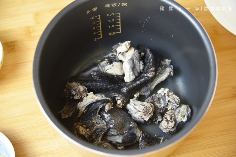 【養身食譜】電鍋煲湯：黑枸杞黑豆養身雞湯（補氣雞湯）