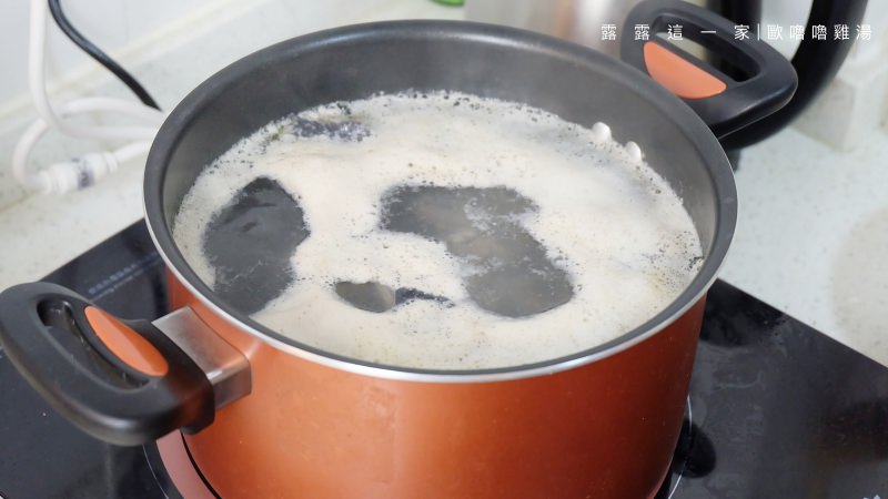 【養身食譜】電鍋煲湯：黑枸杞黑豆養身雞湯（補氣雞湯）