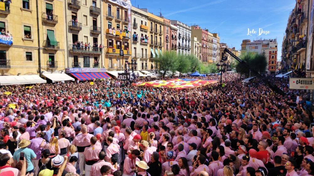 巴塞隆納周邊景點Tarragona塔拉戈納慶典：聖特克拉節 疊人塔 巨人遊行 煙火狂奔 煙火表演（9月）
