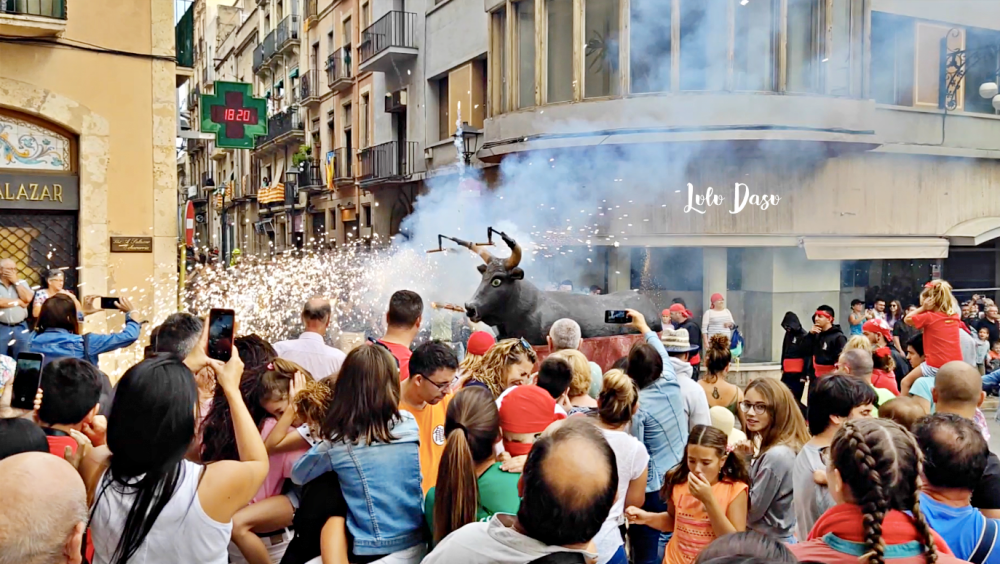 巴塞隆納周邊景點Tarragona塔拉戈納慶典：聖特克拉節 疊人塔 巨人遊行 煙火狂奔 煙火表演（9月）